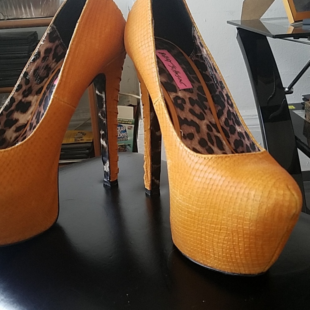 Shoe - Picture 3 of 8